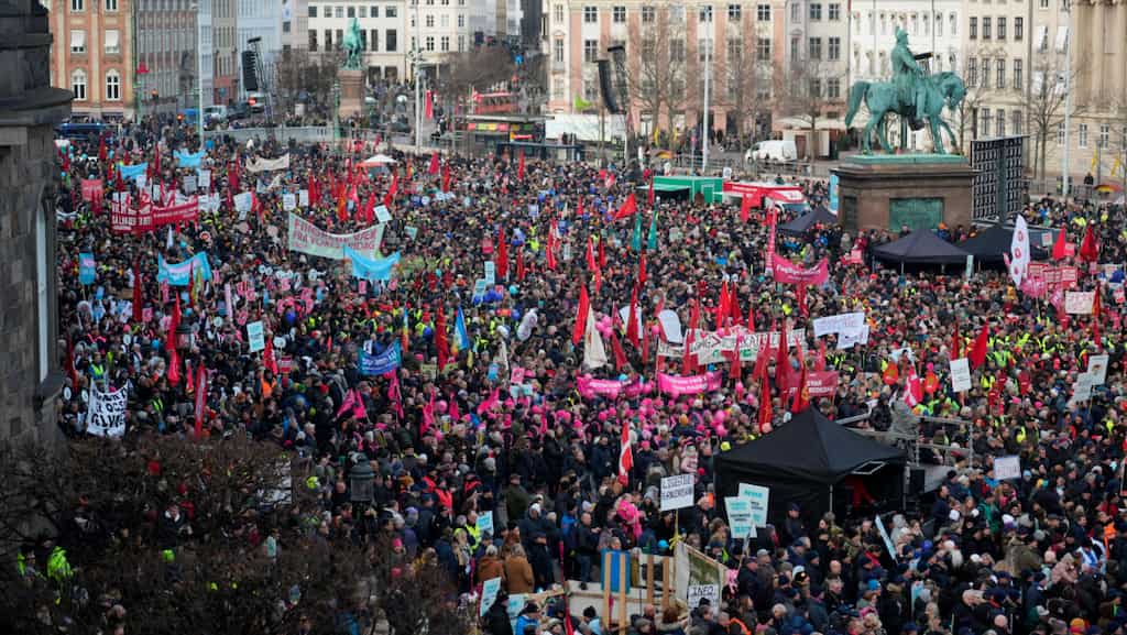 Denmark: Thousands protest cancelling of public holiday