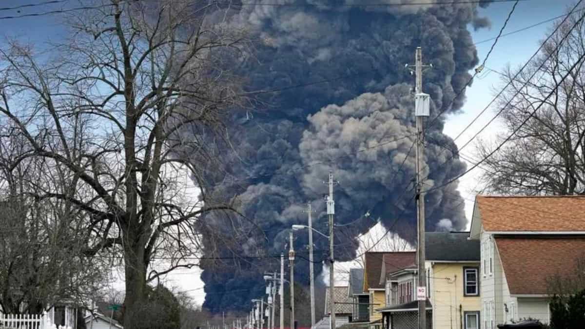 Black plumes surround East Palestine neighbourhood in Ohio