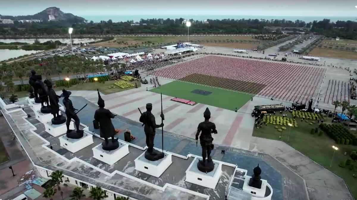 Pre-fight 'Wai Khru' dance of respect under the watchful eyes of six massive statues of former kings