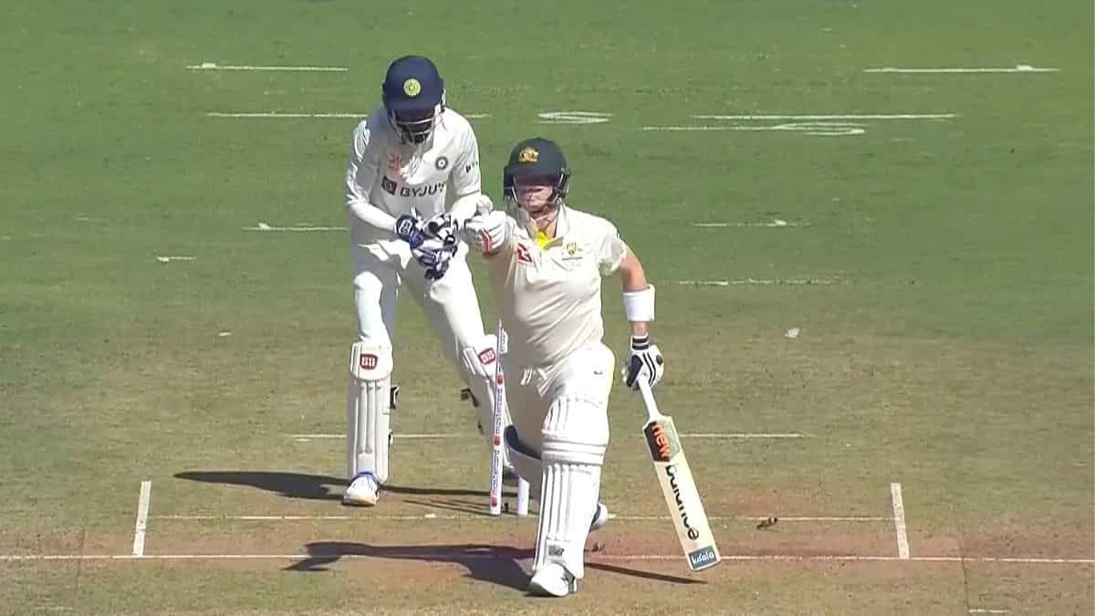 IND vs AUS: Allan Border livid with Steve Smith for showing 'thumbs-up' to Jadeja after getting beaten IND vs AUS: Allan Border livid with Steve Smith for showing 'thumbs-up' to Jadeja after getting beaten