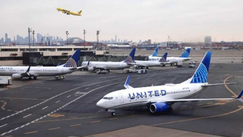 Near-crash: United flight plunged towards ocean for 21 seconds, 800 feet away from water before climbing back