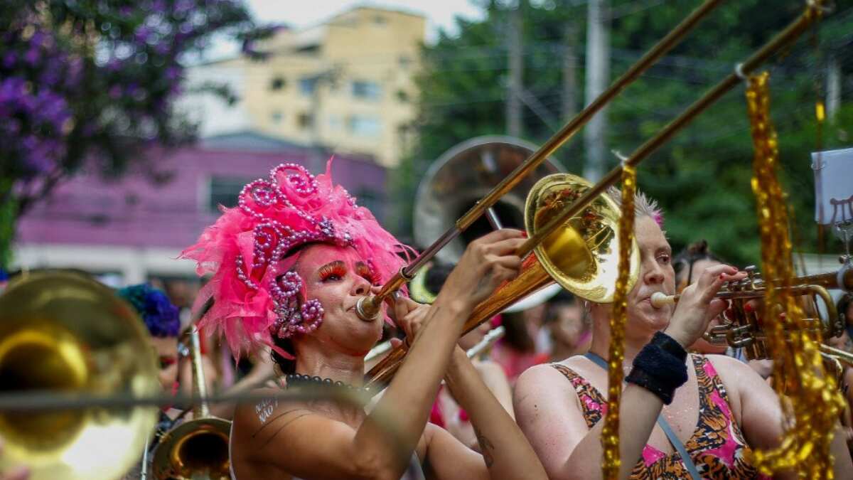 Trumpet sounds and parade sings