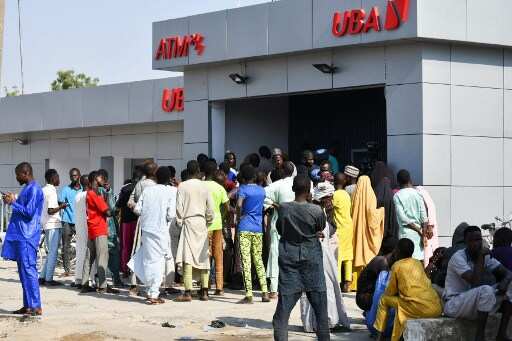 Nigeria president defends currency swap but orders old notes to remain in circulation