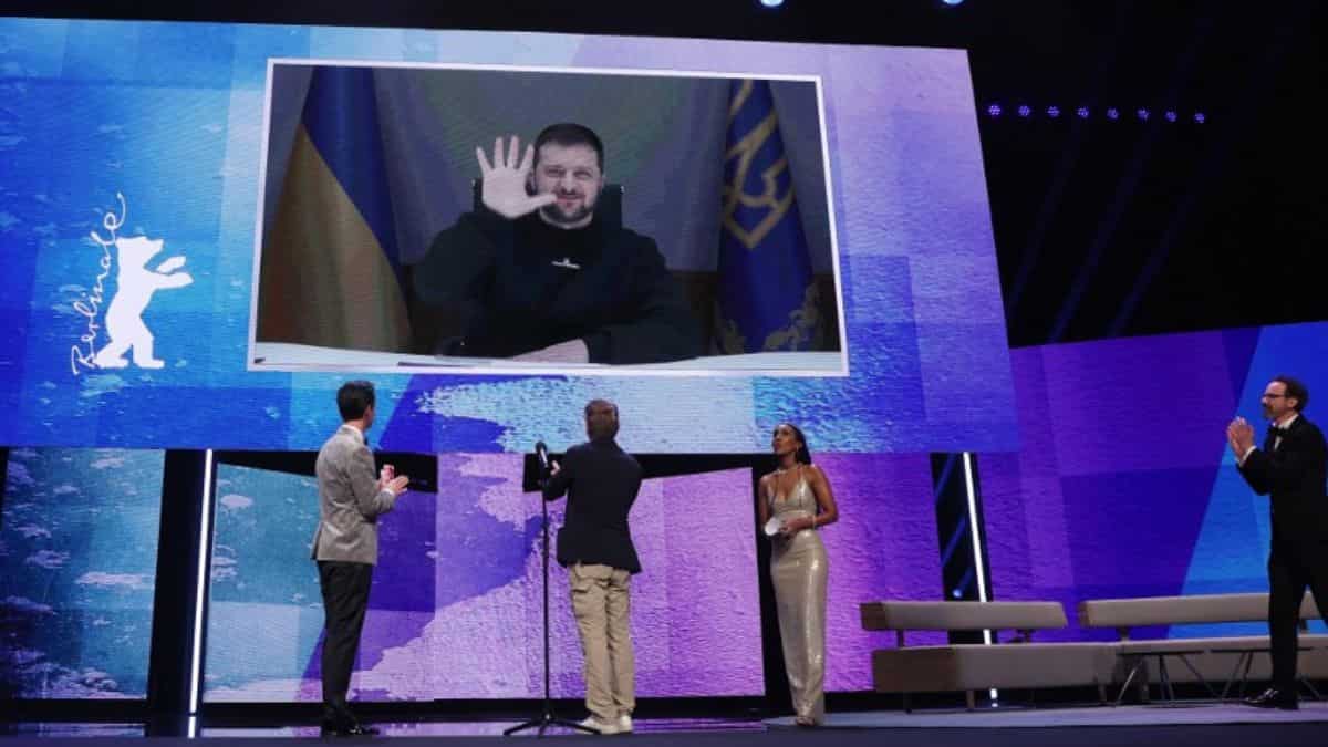 Berlin film fest beams in Volodymyr Zelensky for opener with Sean Penn Berlin film fest beams in Volodymyr Zelensky for opener with Sean Penn