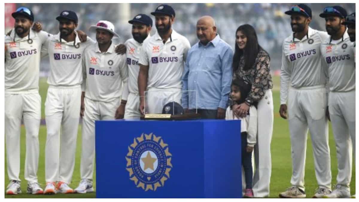 Team India gives 'guard of honour' to Cheteshwar Pujara as he joins 100-Test club - WATCH Team India gives 'guard of honour' to Cheteshwar Pujara as he joins 100-Test club - WATCH