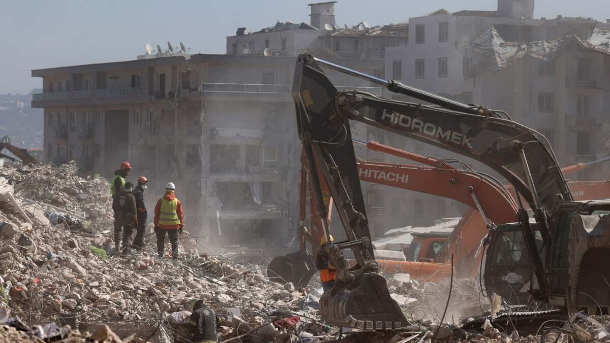 Turkey: Residents fume beside collapsed 'earthquake proof' apartment complex Turkey: Residents fume beside collapsed 'earthquake proof' apartment complex
