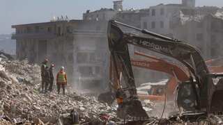 Turkey: Residents fume beside collapsed 'earthquake proof' apartment complex