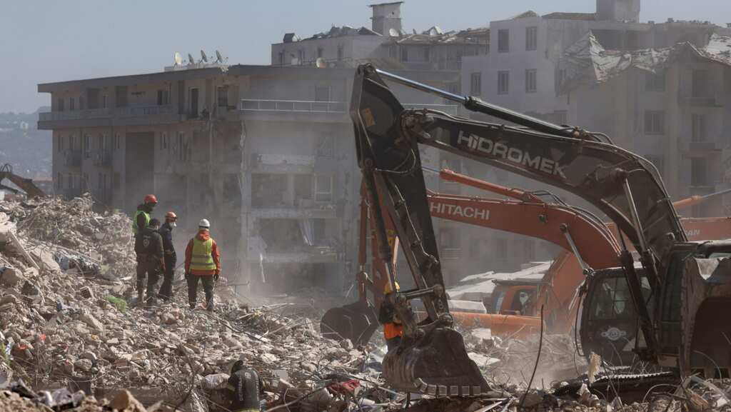 Turkey: Residents fume beside collapsed 'earthquake proof' apartment complex