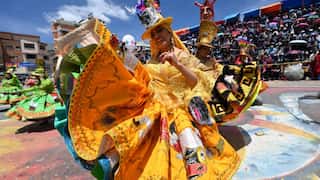 Rio to kick off its famous carnival parades amid glitter and samba