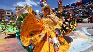 Rio to kick off its famous carnival parades amid glitter and samba