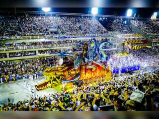 Hundreds throng Rio De Janeiro, carnival festivities in Brazil begin