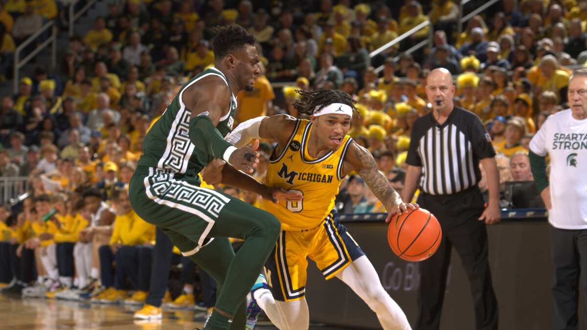 College Basketball: Michigan, Spartans stand united in prayers before game for shooting incident victims College Basketball: Michigan, Spartans stand united in prayers before game for shooting incident victims