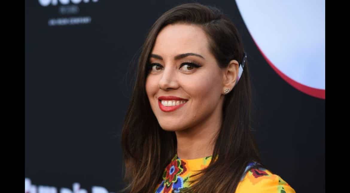 This is why actress Aubrey Plaza had to steal from Joe Biden’s desk