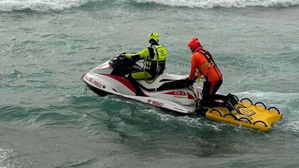 30 migrants die in Southern Coast of Italy, the boat broke apart in rough seas