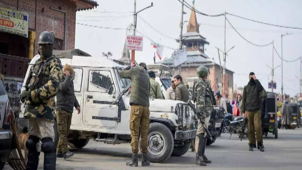 Jammu & Kashmir: Bank guard shot dead by terrorists in Pulwama district | India