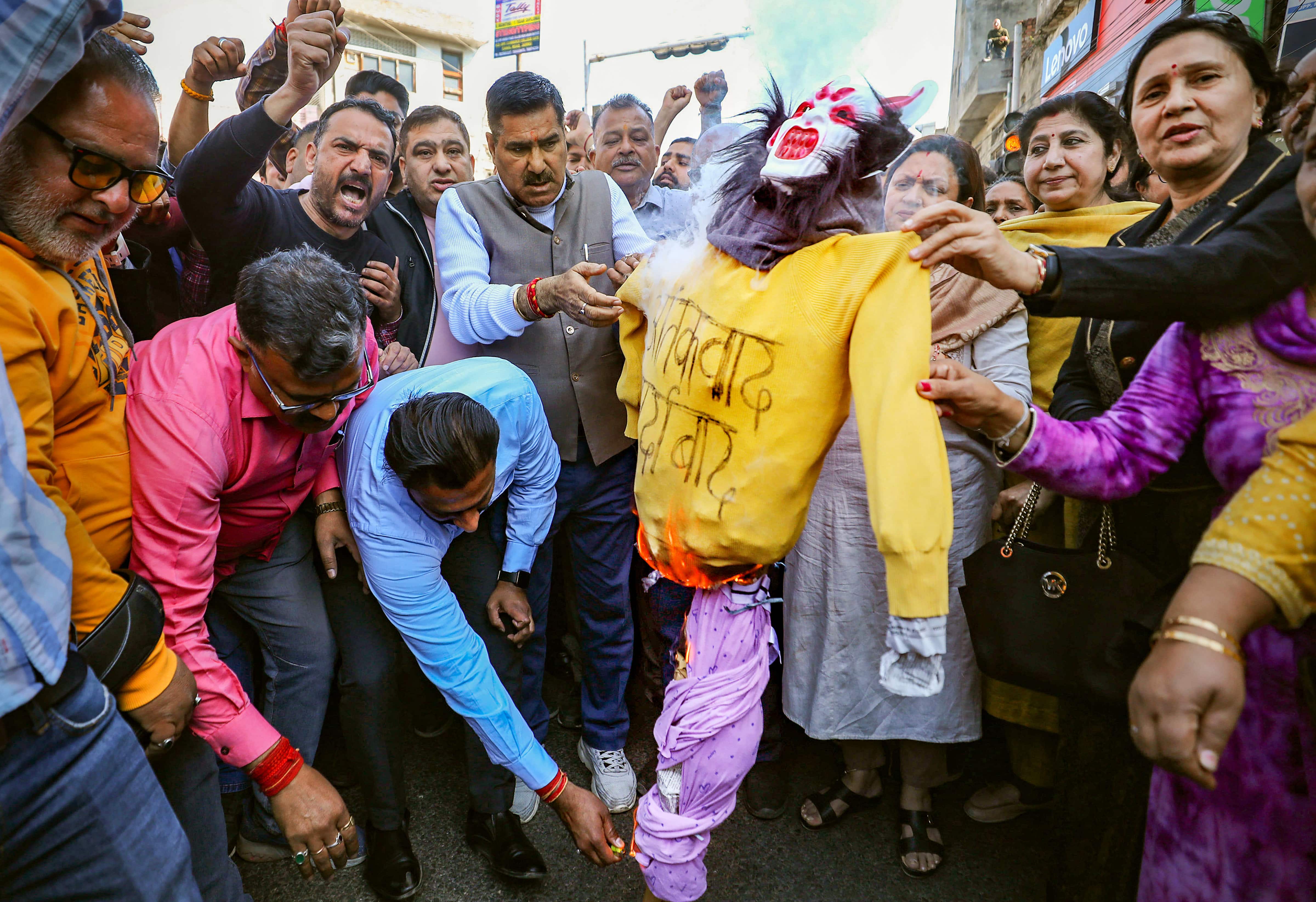Mehbooba Mufti visits family of slain Kashmiri Pandit in Pulwama Mehbooba Mufti visits family of slain Kashmiri Pandit in Pulwama