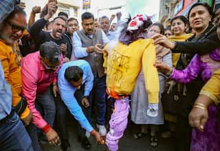Mehbooba Mufti visits family of slain Kashmiri Pandit in Pulwama