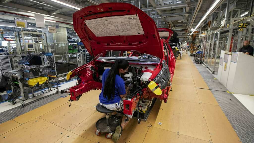 Japan: Auto, semiconductor equipment production falls