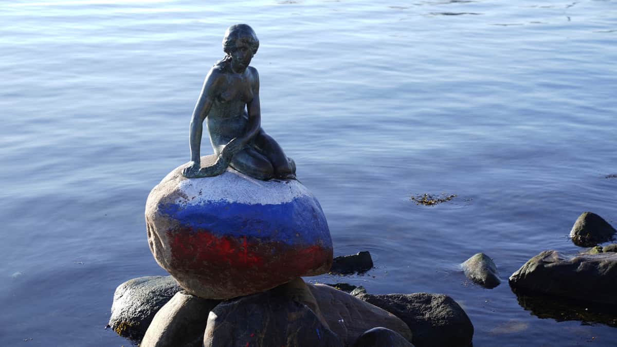 Little Mermaid vandalised with Russian flag's colours in Denmark