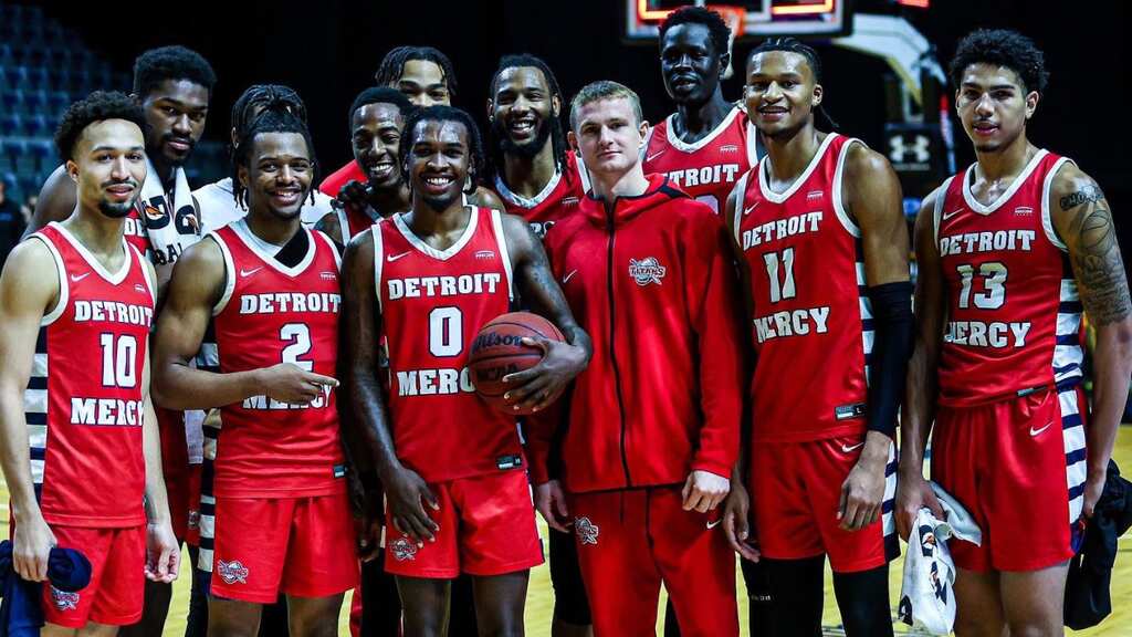 College Basketball: Pistol Pete's record survives as Detroit Mercy's Antoine Davis falls three short
