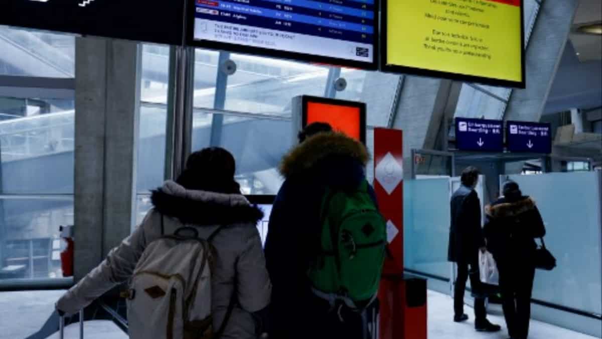 Computer glitch hits border control functions at Paris airports