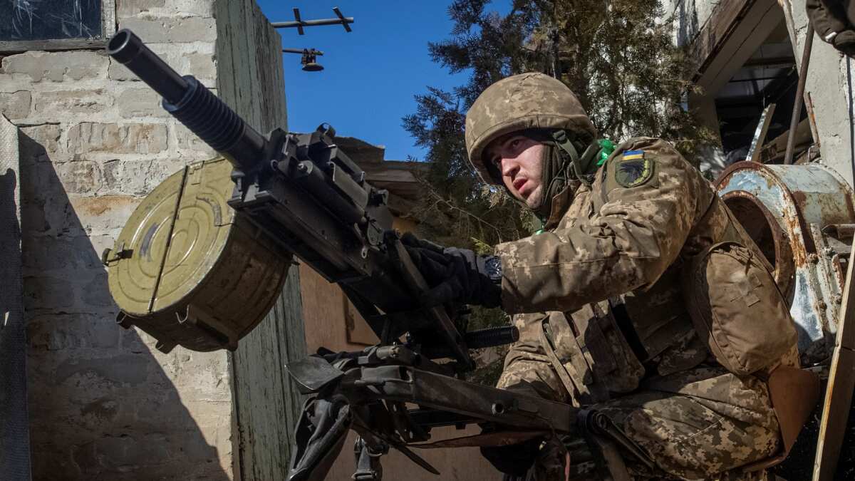Battle for Bakhmut rages on as Russian forces attempt to ‘encircle’ city; residents flee Battle for Bakhmut rages on as Russian forces attempt to ‘encircle’ city; residents flee