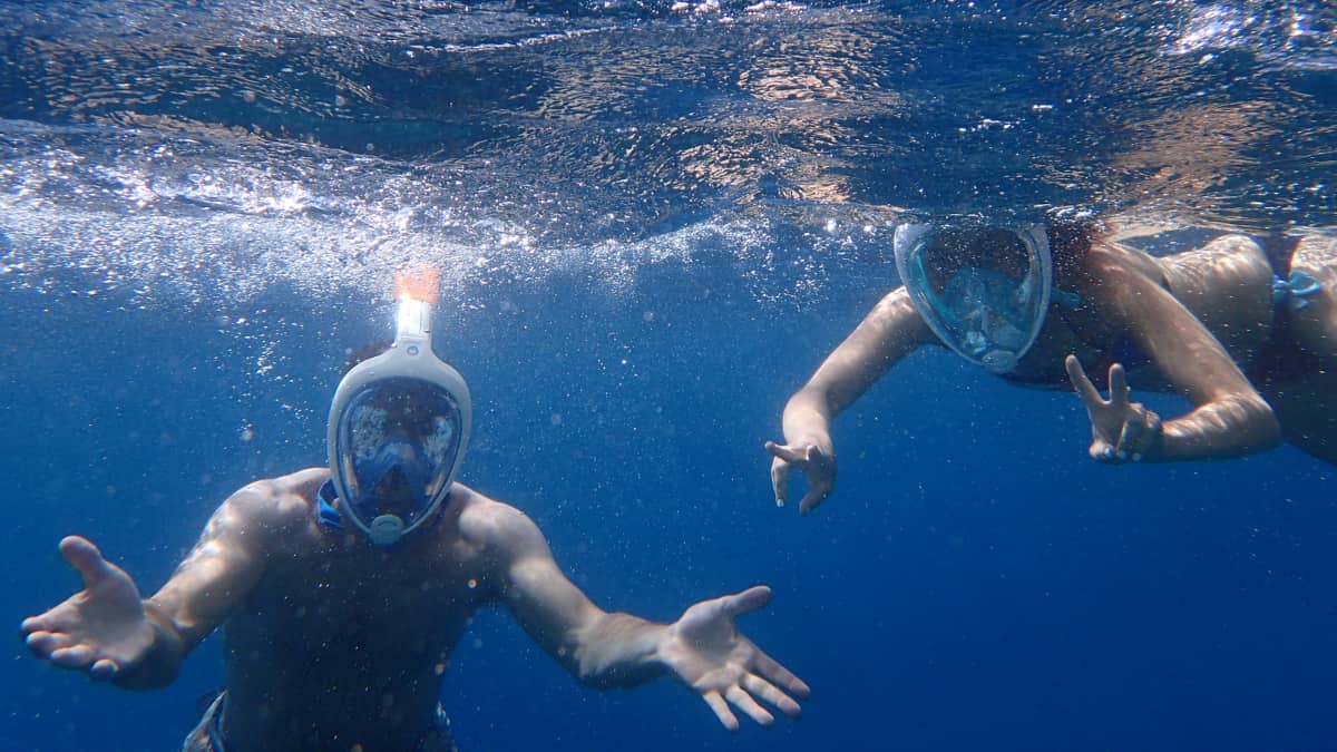 Abandoned while snorkelling in Hawaii, couple sues tour company for $5 million Abandoned while snorkelling in Hawaii, couple sues tour company for $5 million