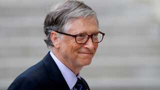 WATCH: Bill Gates drives an electric auto as Manna Dey, Kishore Kumar croon in the background
