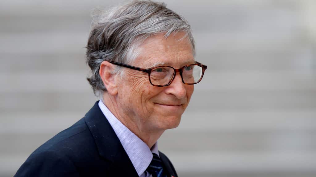 WATCH: Bill Gates drives an electric auto as Manna Dey, Kishore Kumar croon in the background