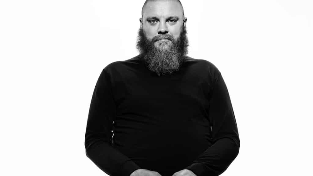 Elon Musk apologises to sacked Twitter employee after online exchange