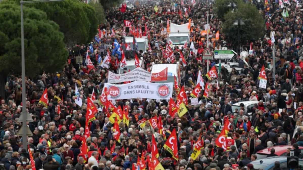 Most metro services, flights cancelled as calls to scrap pension reforms grow