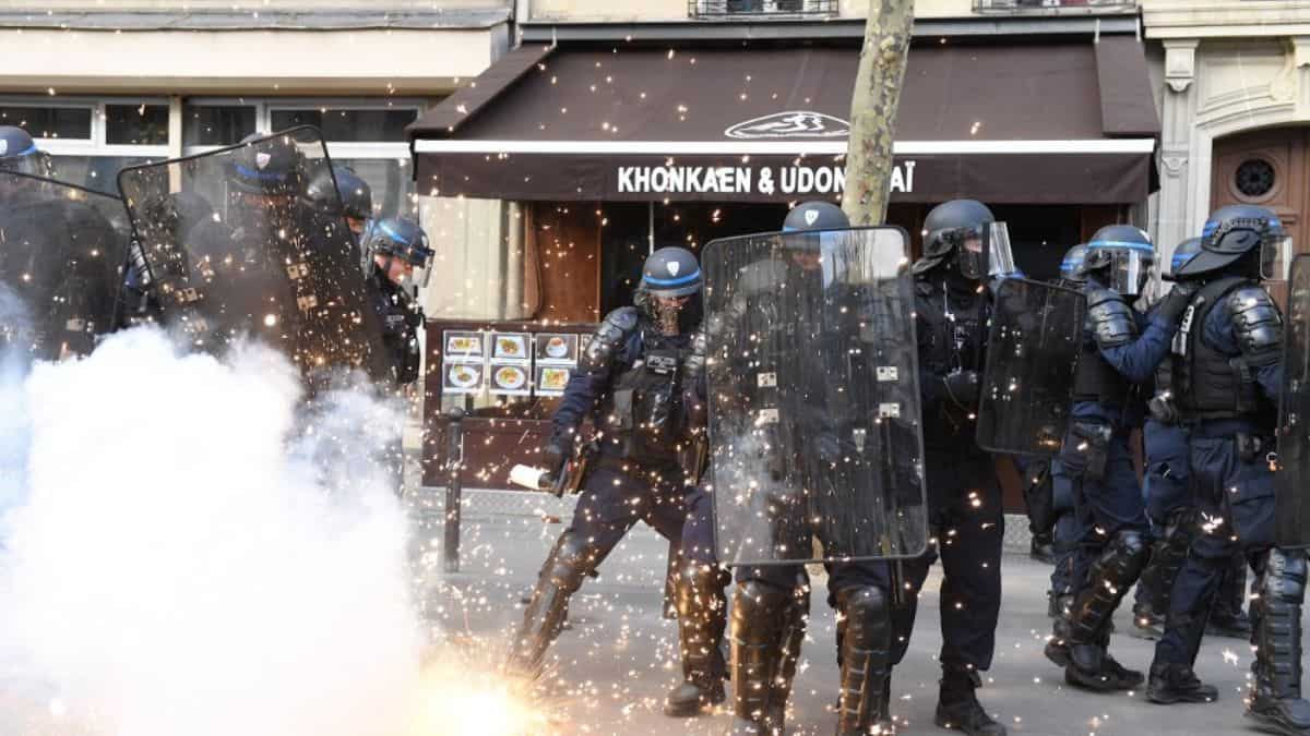 France protests: Around 1.28 million people demonstrate against Macron's pension reforms France protests: Around 1.28 million people demonstrate against Macron's pension reforms