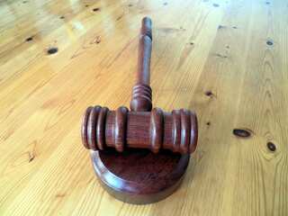 Showing middle finger a constitutional right in Canada, judge declares in a 26-page decision