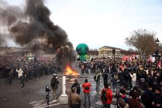 France protests: Govt to force Paris rubbish collectors to return to work as trash stacks up