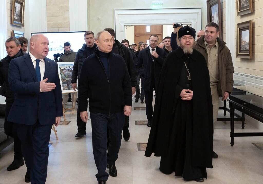 After Crimea, Russian President Vladimir Putin visits occupied Mariupol in Ukraine for the first time
