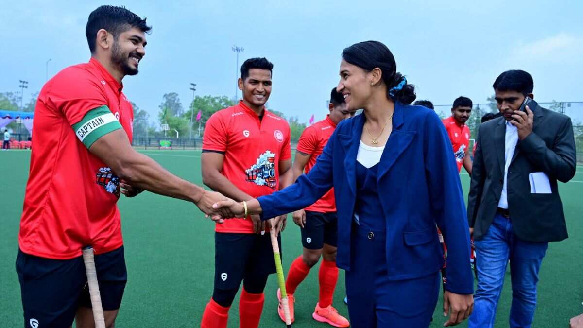 Rani greets players in stadium