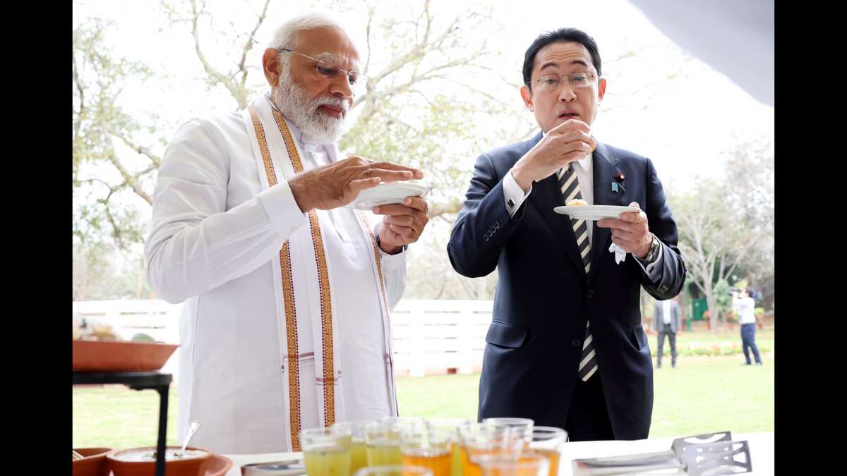Watch | India: Japanese Prime Minister tries ‘golgappe’ with PM Modi in Delhi Watch | India: Japanese Prime Minister tries ‘golgappe’ with PM Modi in Delhi