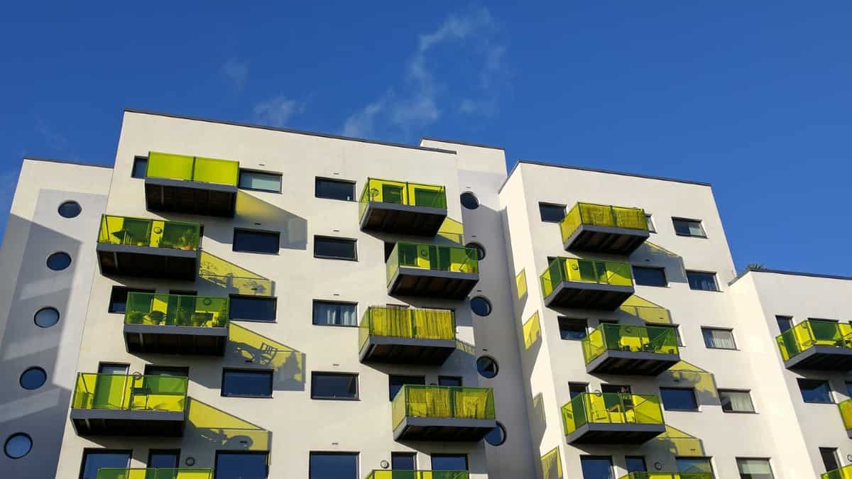 UK house prices plunge fastest in 12 years: Average home rent 8.3 times of average full-time wage UK house prices plunge fastest in 12 years: Average home rent 8.3 times of average full-time wage