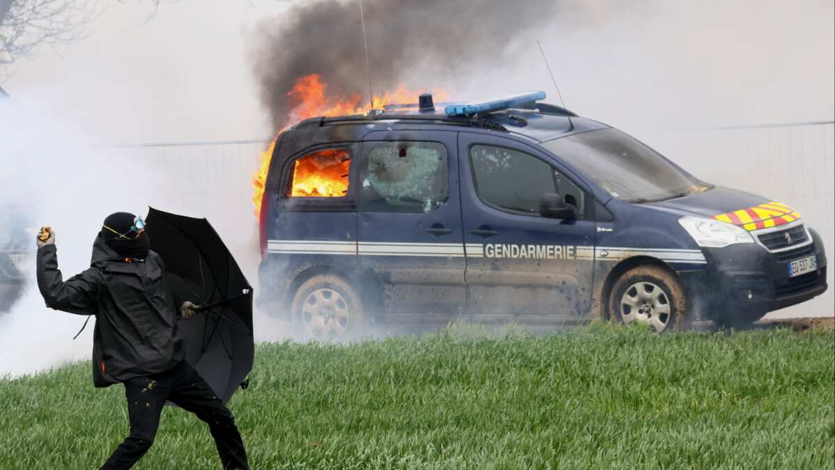 France: Protesters opposed to a reservoir clash with police