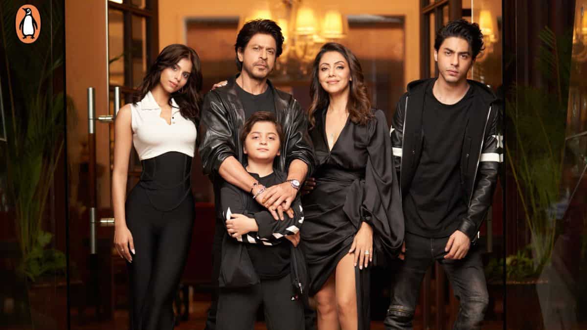 Twinning and winning! Shah Rukh Khan strikes stylish pose with wife Gauri and kids Suhana, Aryan, AbRam Twinning and winning! Shah Rukh Khan strikes stylish pose with wife Gauri and kids Suhana, Aryan, AbRam