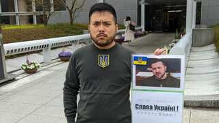 Japanese student attends graduation ceremony dressed as Ukrainian President Volodymyr Zelensky