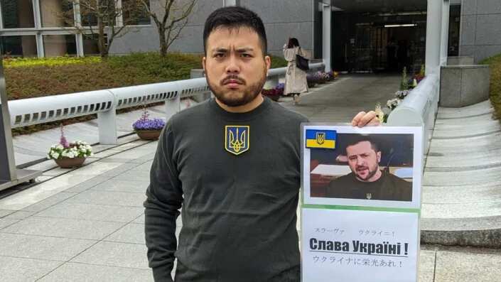 Japanese student attends graduation ceremony dressed as Ukrainian President Volodymyr Zelensky