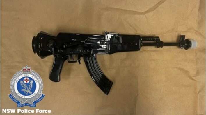 Australia: Cops arrest 50-year-old man carrying an AK-47-shaped bong after emergency calls