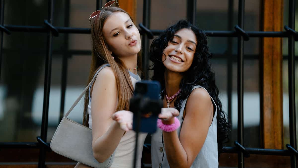 New French bill requires influencers to disclose use of filters, photoshop; bans plastic surgery promotion New French bill requires influencers to disclose use of filters, photoshop; bans plastic surgery promotion