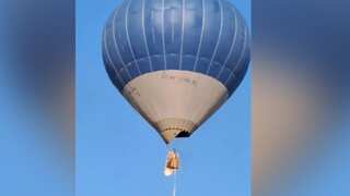 WATCH | Hot air balloon catches fire mid-air in Mexico; two dead, a child injured