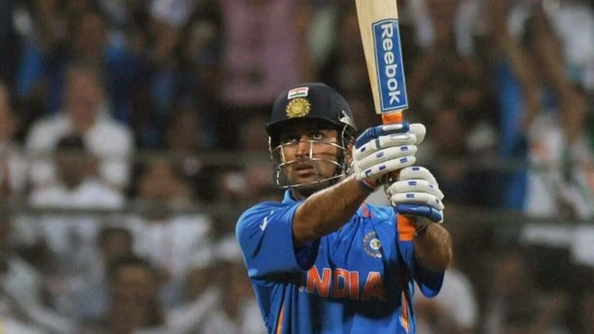 MS Dhoni finishes off in style!!