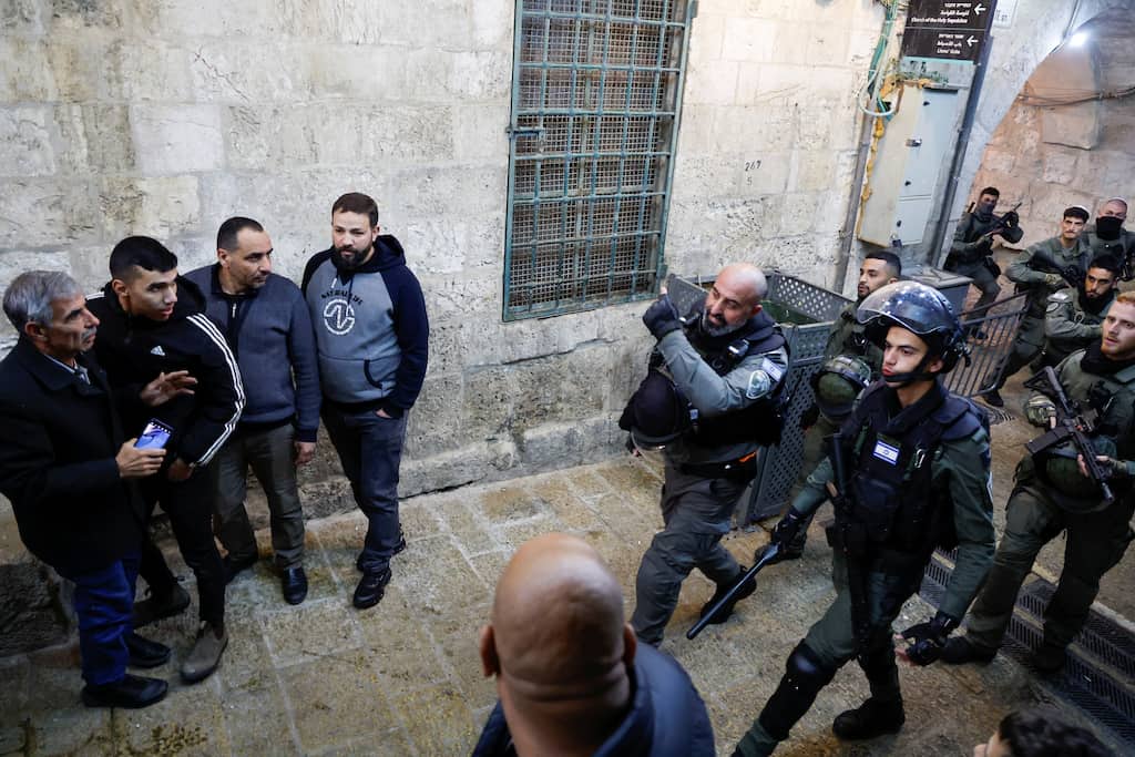 Clashes erupt again at Jerusalem's Al-Aqsa Mosque, six injured