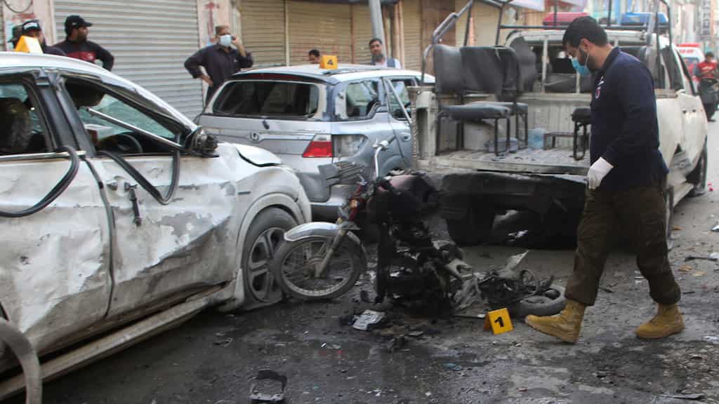 Blast in a Quetta market in Pakistan kills 4, including 2 police officers, several injured