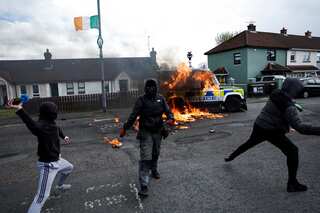 Northern Ireland: Petrol bombs thrown at police vehicle in Londonderry on eve of US president's visit