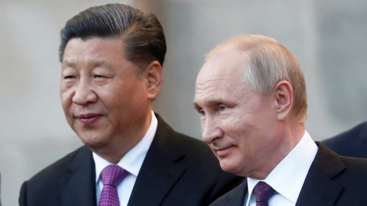 Chinese minister meets Putin, says willing to work with Russian military to have close communications Chinese minister meets Putin, says willing to work with Russian military to have close communications